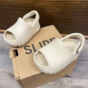 Yeezy slide size 5 Bone color